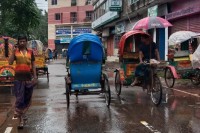 পিরোজপুরে-টানা-বৃষ্টিতে-বিপাকে-নি¤œ-আয়ের-মানুষ