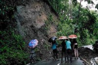 আলুটিলায়-পাহাড়-ধসে-যোগাযোগ-বিচ্ছিন্ন