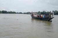 সুরমা-নদীতে-নৌকাডুবি,-মা-মেয়েসহ-নিখোঁজ-৩-যাত্রী