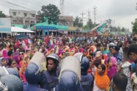 গাজীপুরে-শ্রমিক-পুলিশ-সংঘর্ষ,-ওসিসহ-আহত-তিন-পুলিশ-