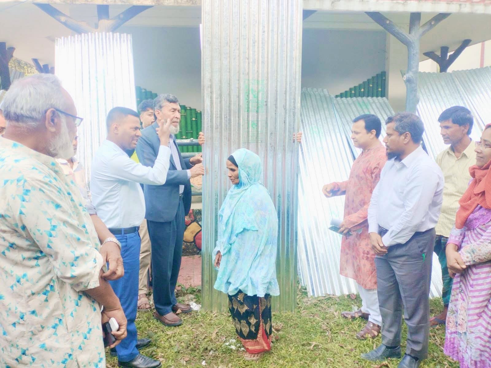 পীরগঞ্জে কালবৈশাখীতে ক্ষতিগ্রস্তদের মাঝে ঢেউটিন ও নগদ অর্থ বিতরণ