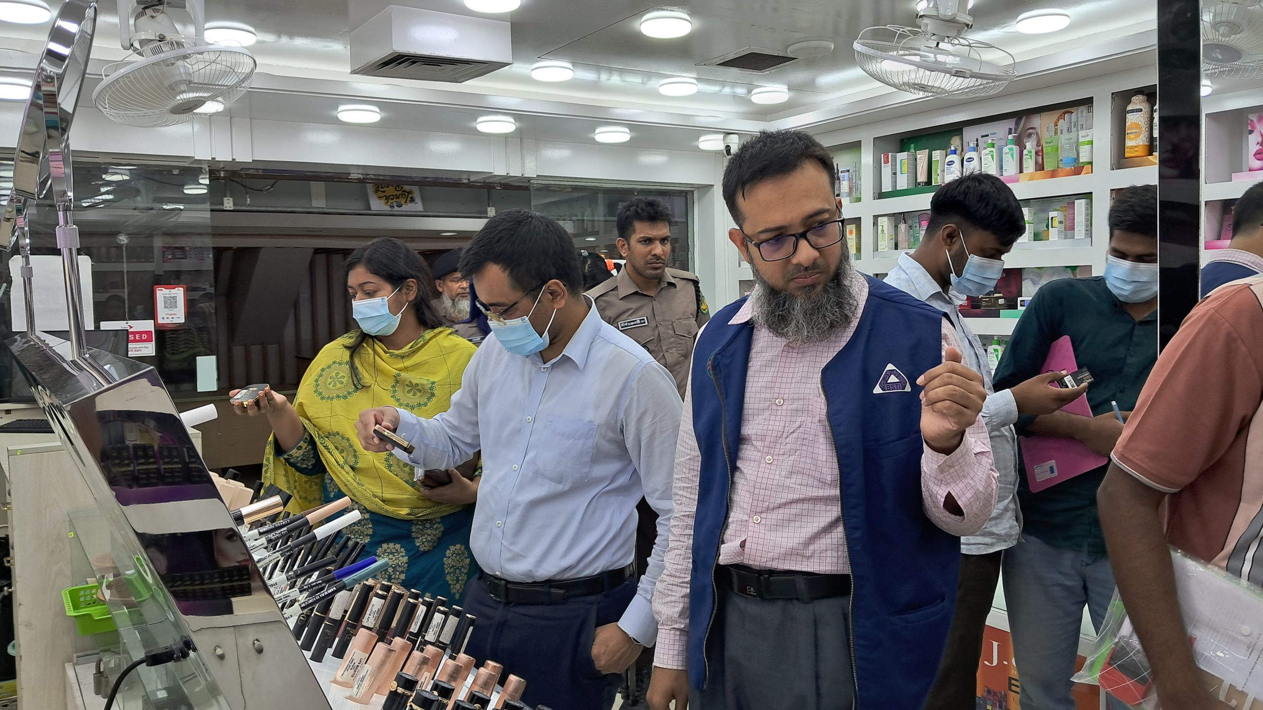 রাজশাহীতে বিএসটিআই’র অনুমোদনহীন ও মেয়াদ উত্তীর্ণ কসমেটিকস বিক্রি করায় জরিমানা