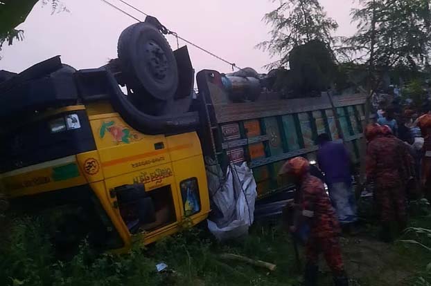 টাঙ্গাইলে যমুনা সেতুর পূর্ব প্রান্তে ট্রাক উল্টে নিহত ১৫