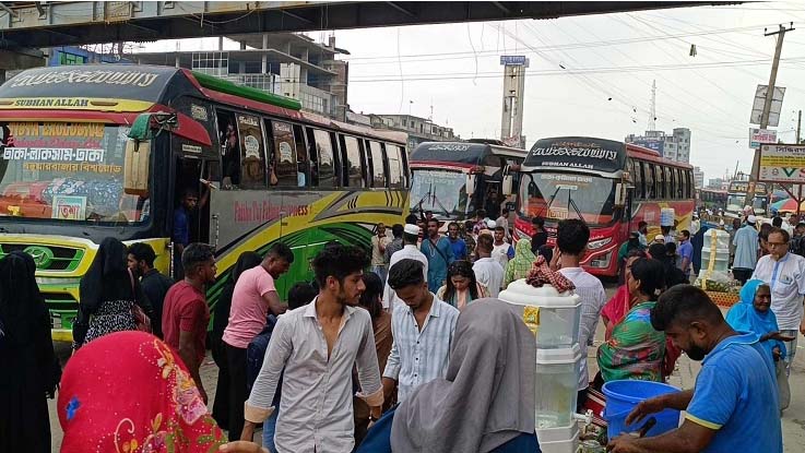 সিদ্ধিরগঞ্জের চিটাগাংরোডে বাড়ছে যাত্রীর চাপ , আদায় করা হচ্ছে অতিরিক্ত ভাড়া