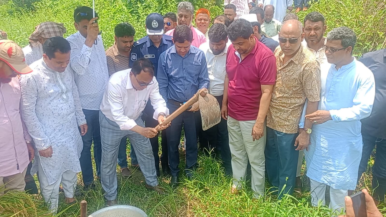 তিতাসে খাল খনন কাজের উদ্বোধন করলেন এমপি অধ্যক্ষ সেলিম ভূঁইয়া