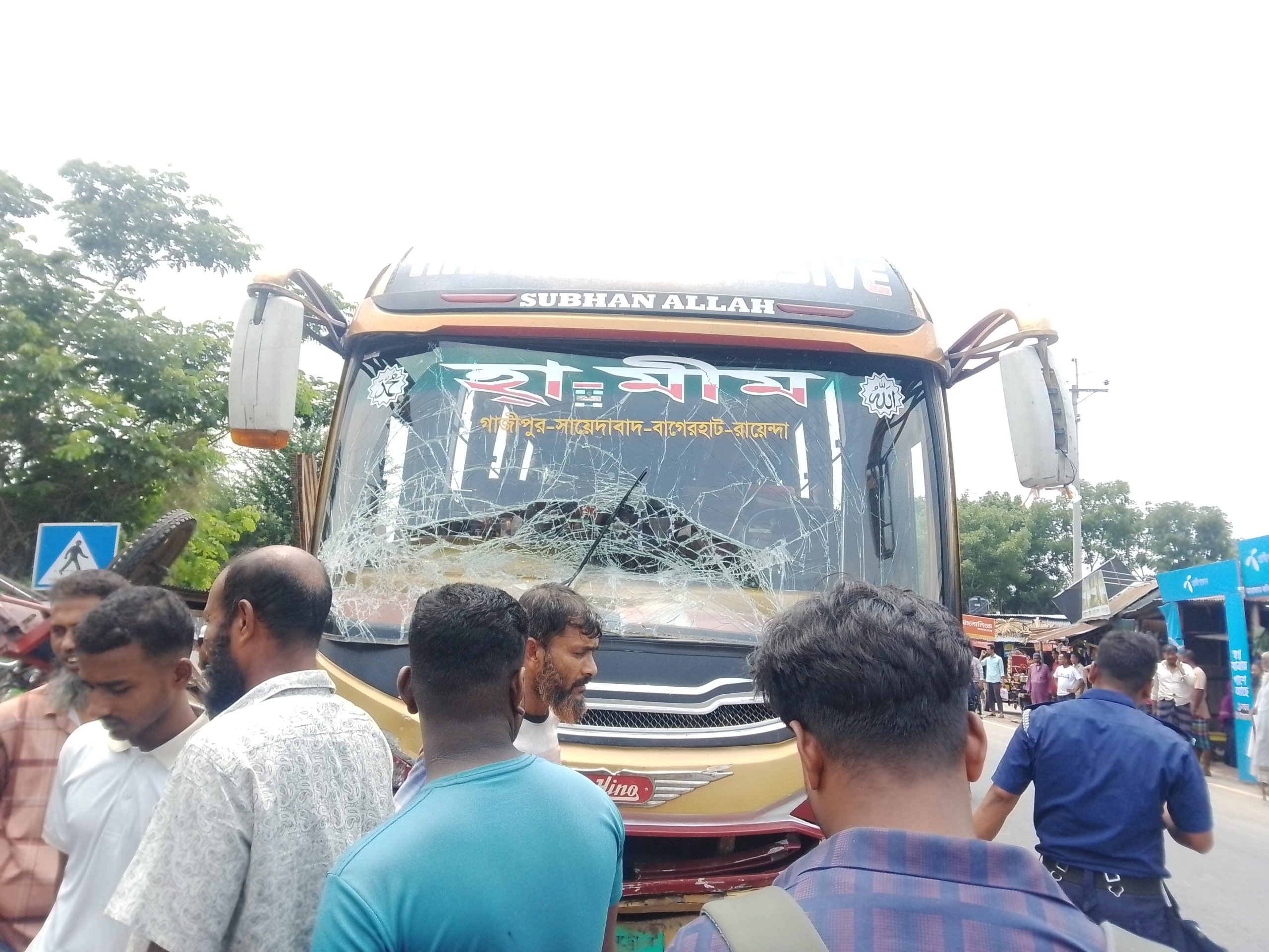 ফরিদপুরের নগরকান্দায় বেপরোয়া ওভারটেকিংয়ে দুর্ঘটনা, বাসচালক পলাতক