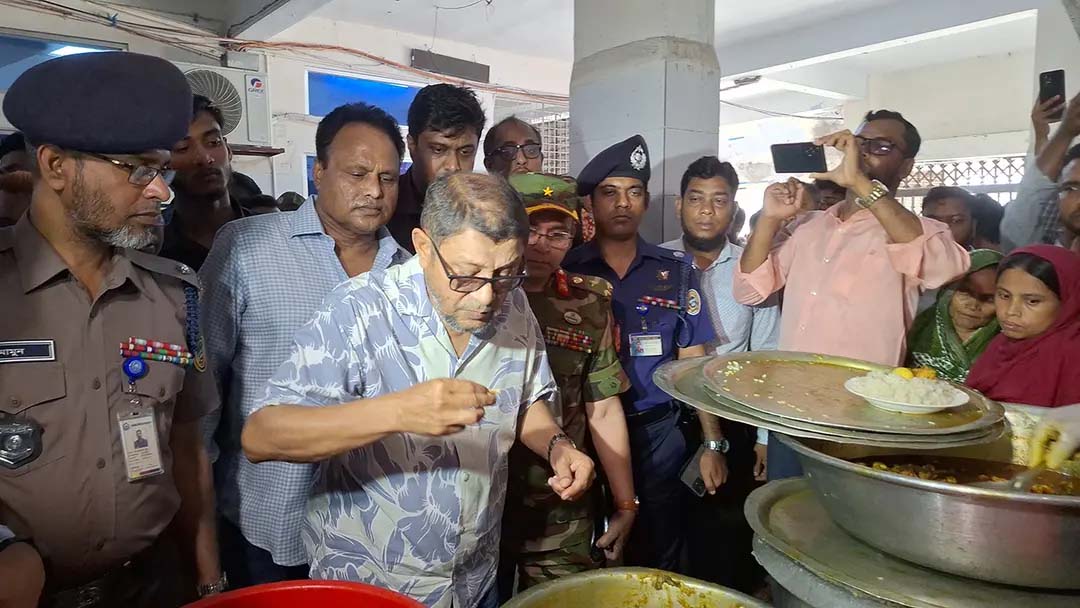 বরিশালে আকস্মিক হাসপাতাল পরিদর্শনে স্বাস্থ্যমন্ত্রী, কর্মচারী বরখাস্ত
