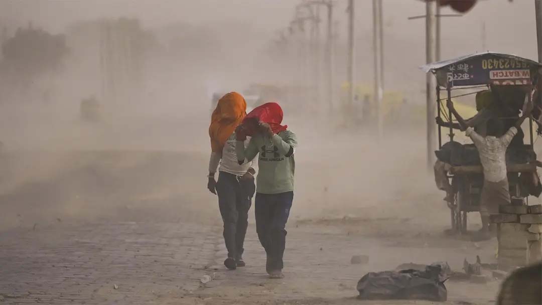 ভারতে শক্তিশালী ঝড় ও বৃষ্টিতে ৩৩ জনের মৃত্যু