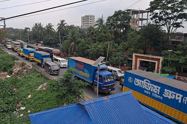 ঢাকা-চট্টগ্রাম মহাসড়কে ৮ কিলোমিটার যানজট, ভোগান্তিতে যাত্রীরা
