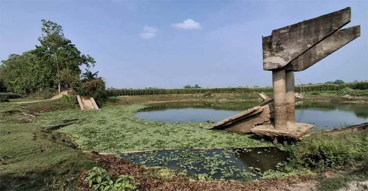 জামালপুরে সেতু ভেঙে পড়ে আছে খালে, দুর্ভোগে ১৫ হাজার মানুষ