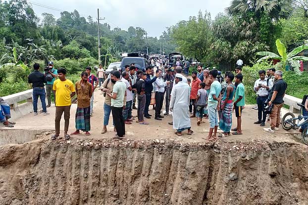 জঙ্গল সলিমপুরে সন্ত্রাসীরা গুঁড়িয়ে দিল র‍্যাব ক্যাম্পের দেয়াল, কেটে দেয়া হলো রাস্তা