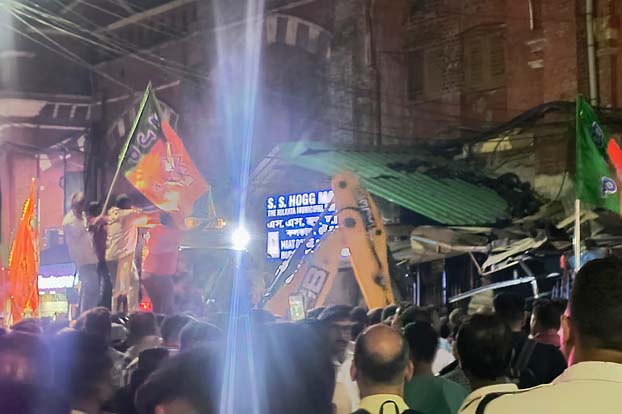 পশ্চিমবঙ্গে ৪৮ ঘণ্টায় ২০০ এফআইআর, গ্রেপ্তার ৪৩৩, আটক ১১০০