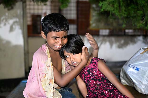 কুষ্টিয়ার খোকসায় বজ্রপাতে বাবার মৃত্যুতে হাসপাতালে কাঁদছিল দুই শিশু