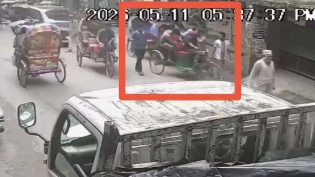 মোহাম্মদপুরে রিকশা থামিয়ে অস্ত্রের মুখে ছিনতাই
