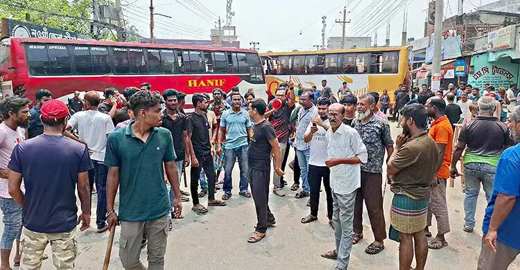 নওগাঁয় চালককে মারধর, দূরপাল্লার বাস চলাচল বন্ধ