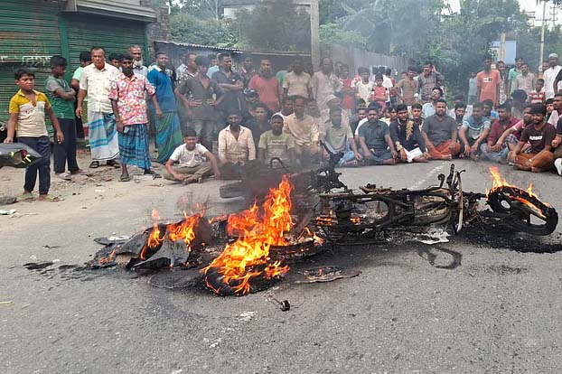 আড়াইহাজারে মাটি কাটা নিয়ে দ্বন্দ্ব, বিএনপি নেতাকে কুপিয়ে হত্যা, প্রতিবাদে সড়ক অবরোধ–ভাঙচুর