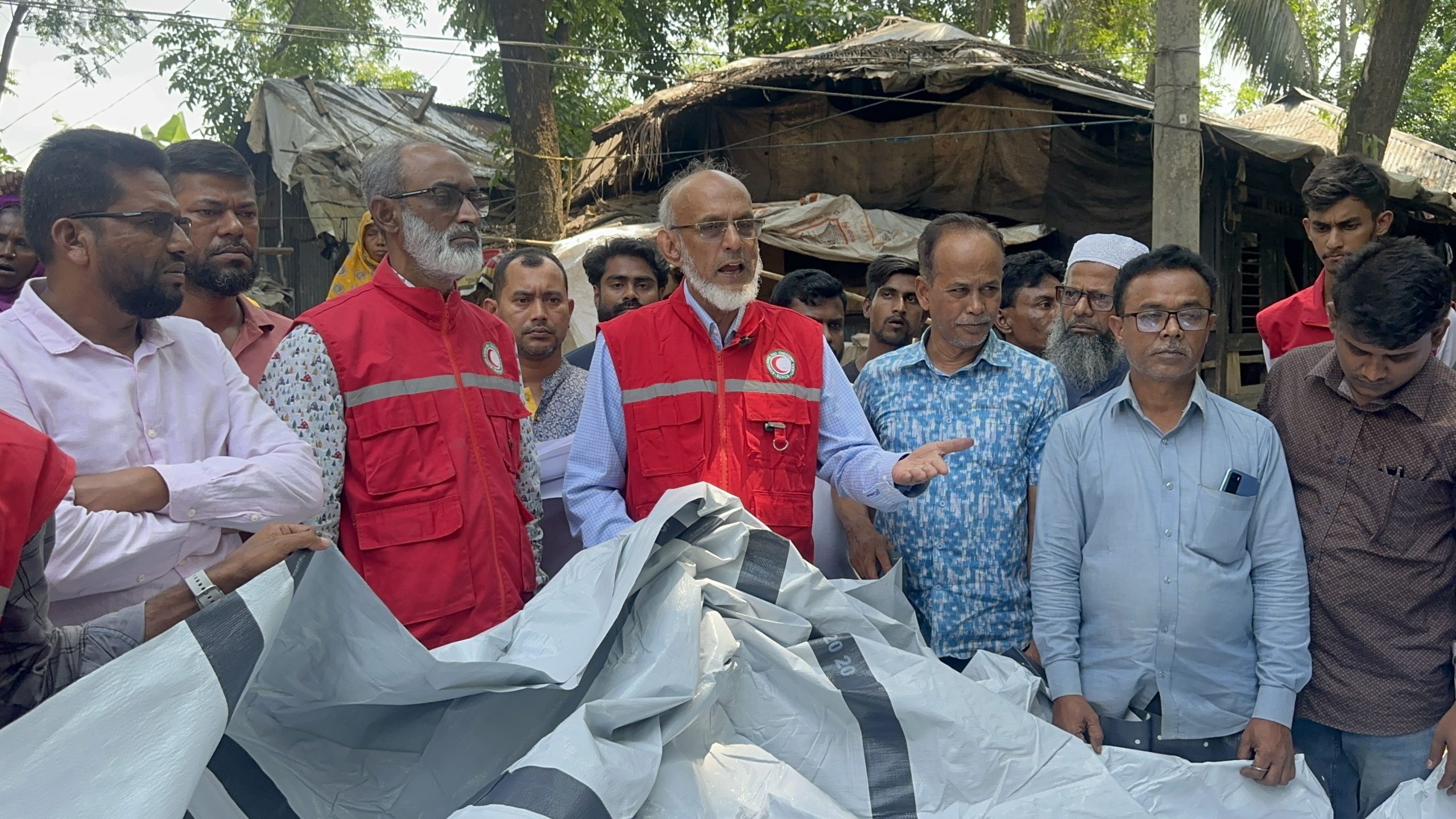 নাজিরপুরে রেডক্রিসেন্ট সোসাইটির উদ্দেগ্যে বন্যায় ক্ষতিগ্রস্ত পরিবারকে সহায়তা প্রদান