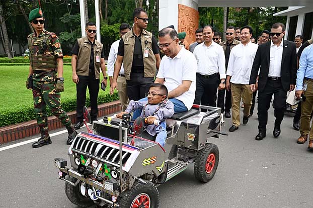 বিশেষ চাহিদাসম্পন্ন শিক্ষার্থীর বানানো ‘স্মার্ট কারে’ চড়লেন প্রধানমন্ত্রী