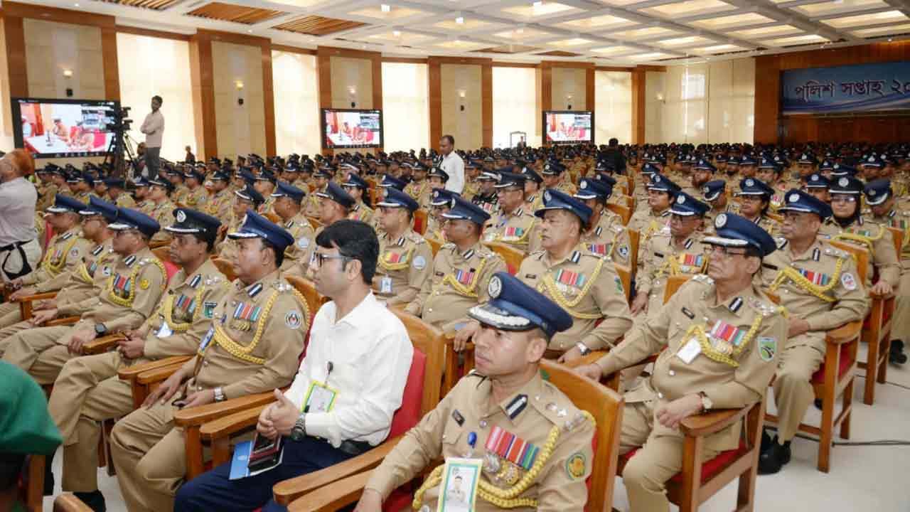 প্রধানমন্ত্রীর সঙ্গে কল্যাণ প্যারেড: স্বতন্ত্র পে-স্কেল, ঝুঁকি-ওভারটাইম ভাতা চায় পুলিশ