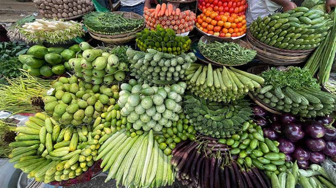 বাজারে দাম বেড়েছে সবজির