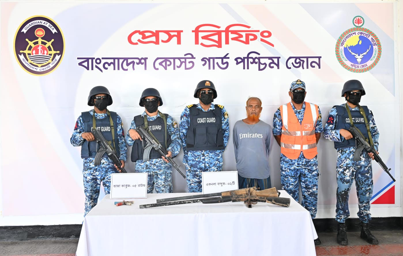 সুন্দরবনের কুখ্যাত ডাকাত ‘মেজ জাহাঙ্গীর বাহিনী’র প্রধানকে অস্ত্রসহ আটক