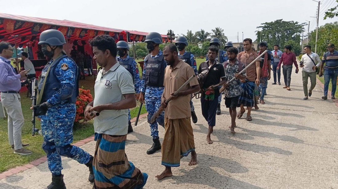 সুন্দরবনের ‘সুমন বাহিনী’র ৭ দস্যুর আত্মসমর্পণ
