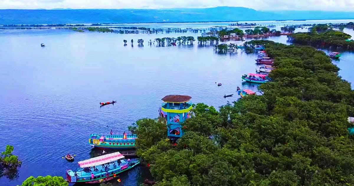 বর্ষায় দিগন্তবিস্তৃত জলরাশির টাঙ্গুয়ার হাওর