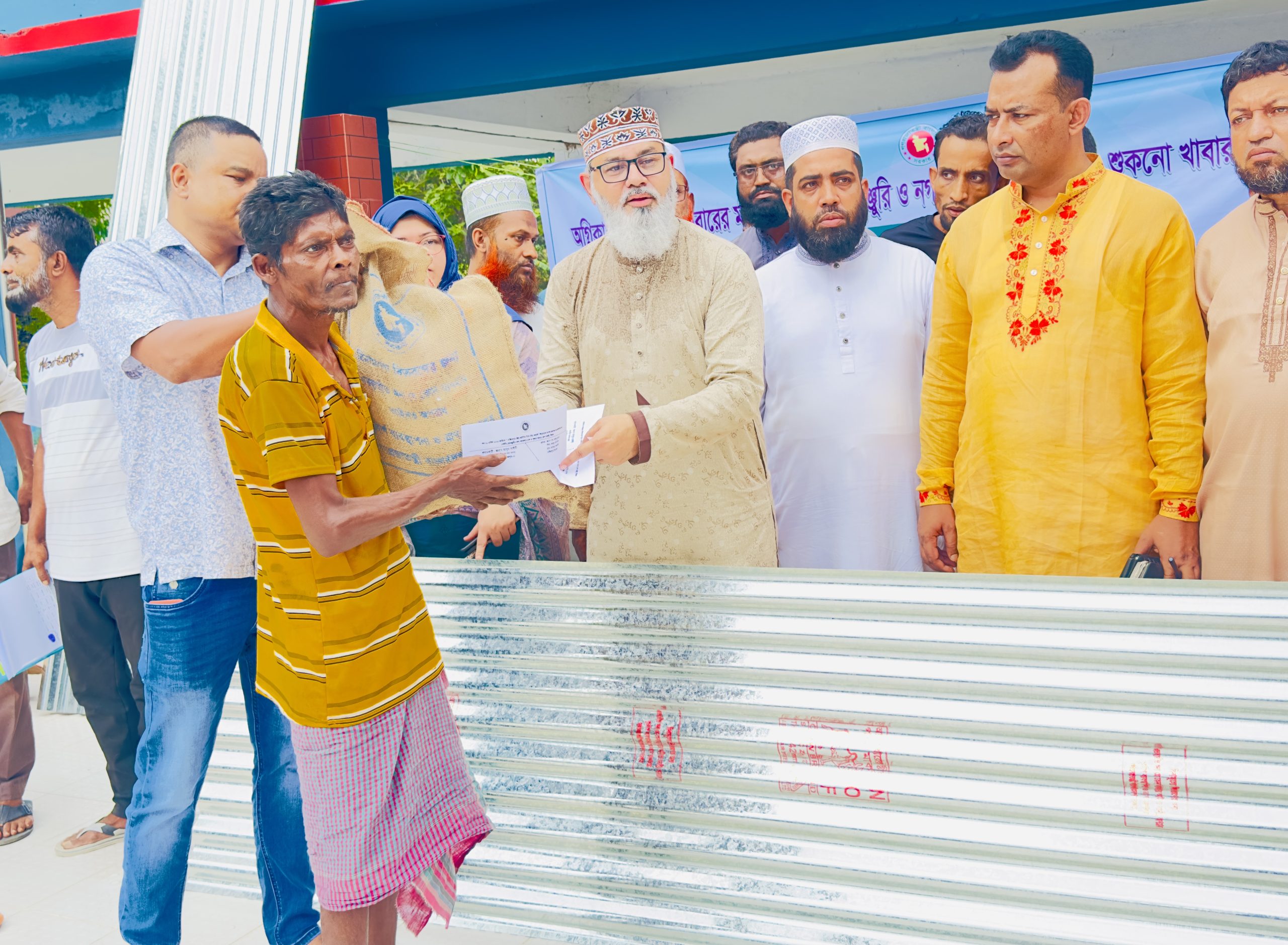 ‘নাজিরপুরে ছেঁড়া ছাউনির নিচে বেঁচে থাকার লড়াই’ , সাহায্য পেলেন আ. রহমান ফকির