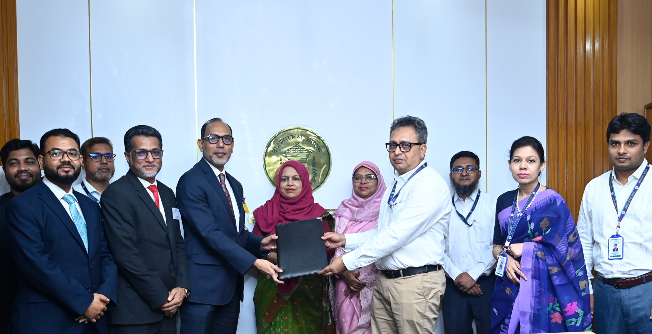 বাংলাদেশ ব্যাংকের ৩,০০০ কোটি টাকার ক্লাস্টার ফাইন্যান্সিং স্কিমের আওতায় পুন:অর্থায়নের জন্য ডাচ্-বাংলা ব্যাংকের অংশগ্রহণ চুক্তি