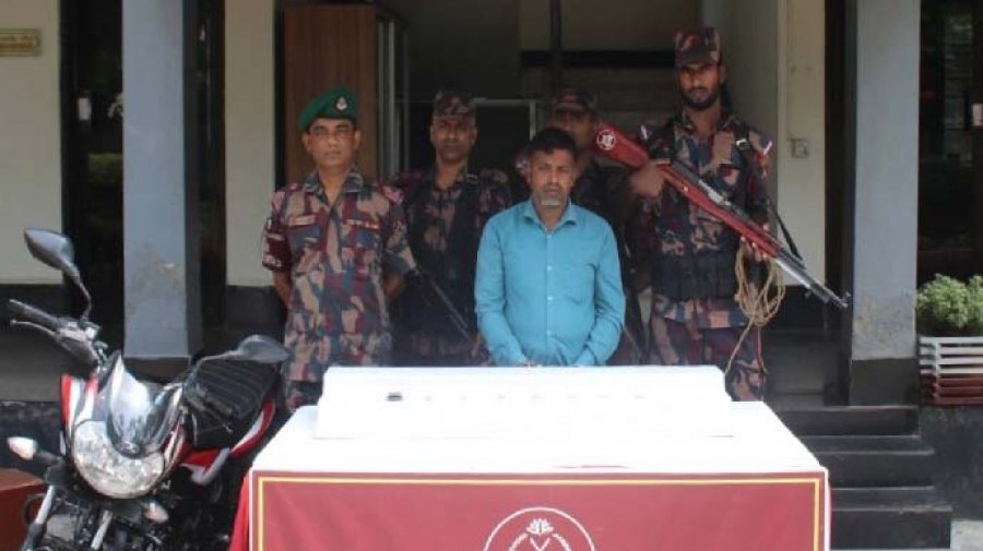২ কোটি ২১ লাখ টাকার স্বর্ণের বারসহ পাচারকারী আটক