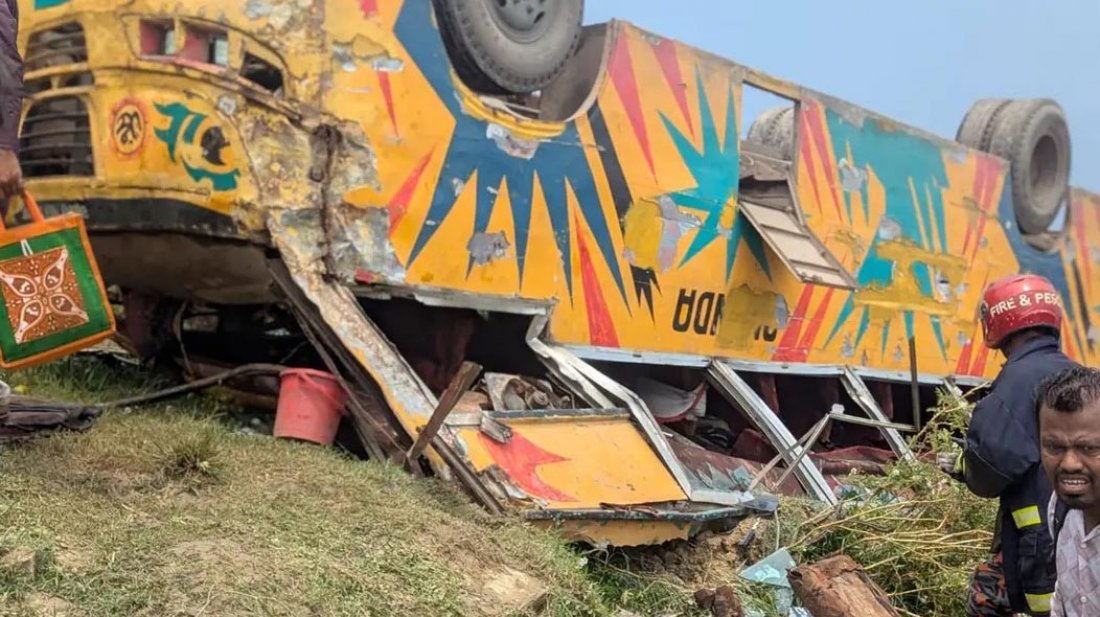 সরাইলে মহাসড়কের পাশে খাদে উল্টে পড়লো বাস, ৪ যাত্রী নিহত