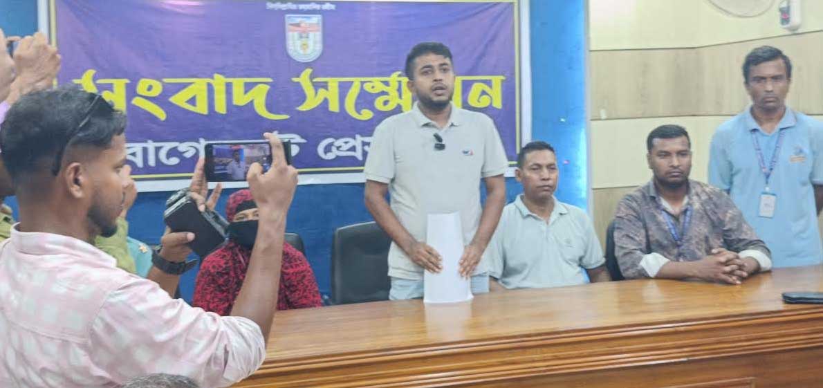 বাগেরহাটে চাকুরী বহাল রাখার দাবি আউটসোর্সিং কর্মচারীদের