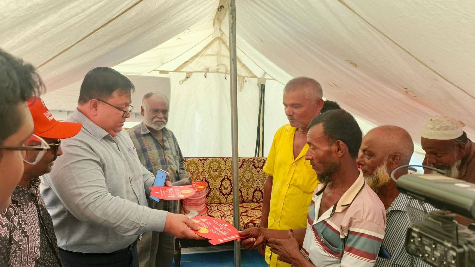 বাগেরহাটে তীব্র তাপদাহ থেকে কষ্ট লাঘবে কুলিং স্টেশন স্থাপন ও বিশুদ্ধ পানি সরবরাহ