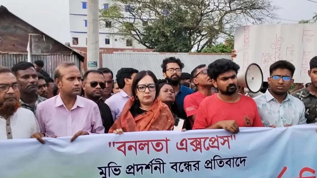 ‘শিশু ধর্ষণ ঠেকাতে না পারা রাষ্ট্র কেন সিনেমা বন্ধে মদদ দেয়?’: রুমিন ফারহানার প্রশ্ন