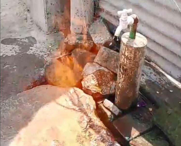 চাঁপাইনবাবগঞ্জে ডিপ টিউবওয়েলে উঠছে চায়ের মতো গরম-লবণাক্ত পানি