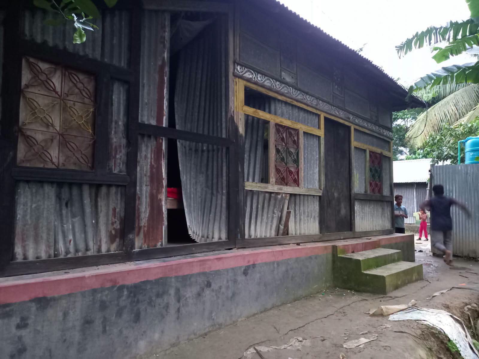 ফেসবুকে চোরের বিচার দাবি করায় তিতাসে ঘরবাড়িতে হামলা, ভাঙচুর ও লুটপাটের অভিযোগ