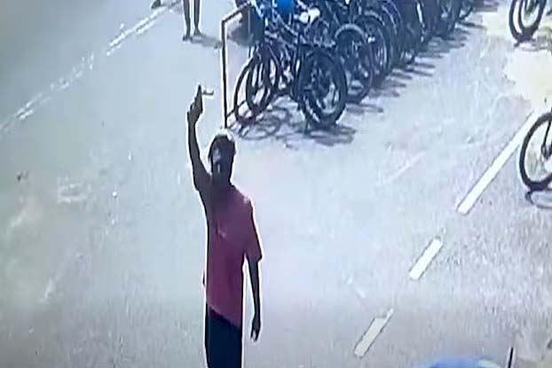 অস্ত্র উঁচিয়ে গুলি করতে করতে হেঁটে যাচ্ছেন যুবক, ভিডিও ভাইরাল