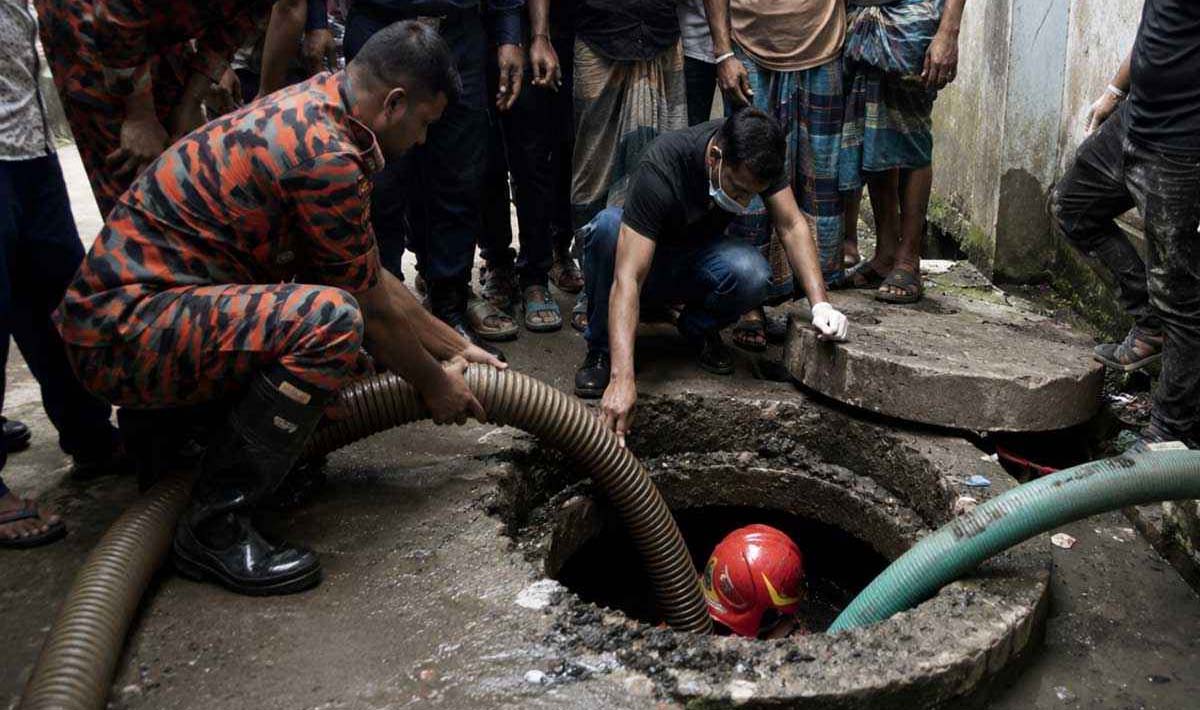চট্টগ্রামে দুই সেপটিক ট্যাংক পরিষ্কার করতে নেমে ৪ জনের মৃত্যু
