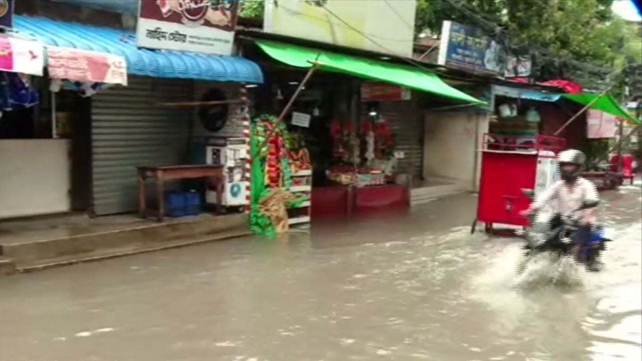 আধা ঘণ্টার বৃষ্টিতেই ডুবল চট্টগ্রাম, ভোগান্তিতে নগরবাসী