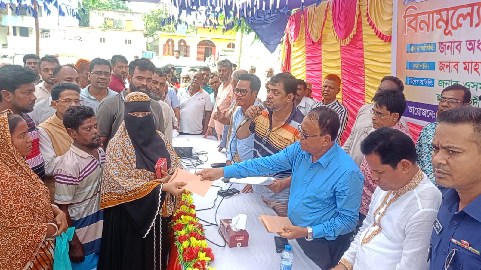তিতাসের ৯টি ইউনিয়নের প্রাকৃতিক দুর্যোগে ক্ষতিগ্রস্তদের মধ্যে নগদ অর্থ ও চাল বিতরণ