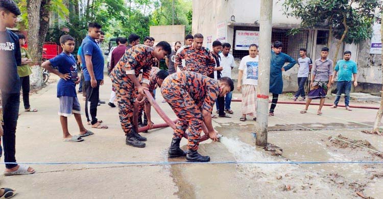 শরীয়তপুরের গোসাইরহাটে মাটি গরম হয়ে উঠছে ধোঁয়া, আতঙ্কে এলাকাবাসী