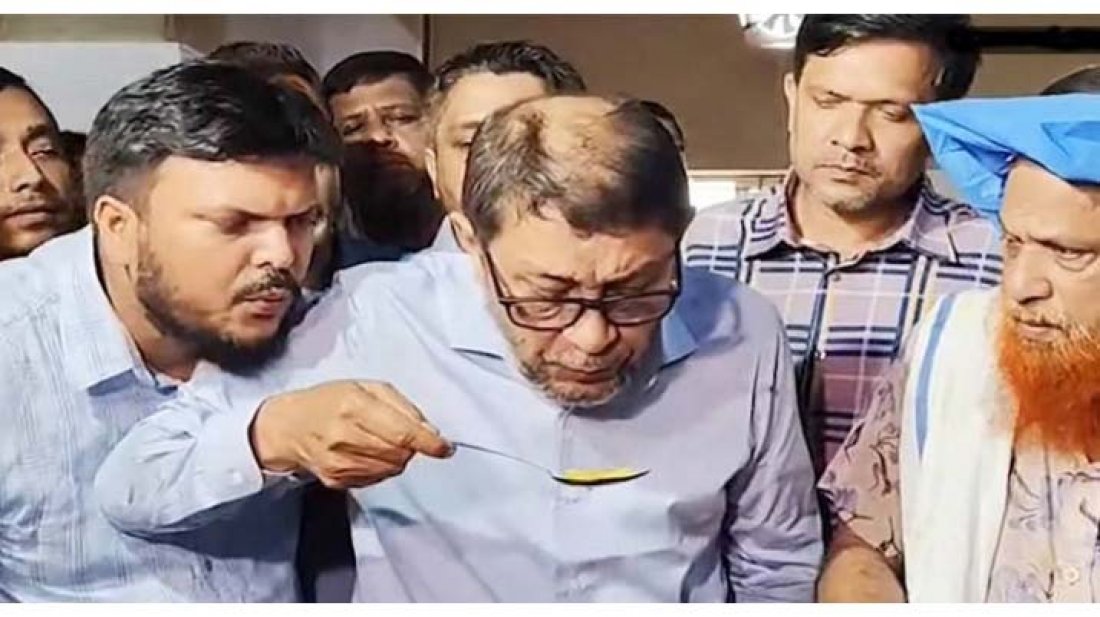 খাবার মুখে দেয়ার সময় স্বাস্থ্যমন্ত্রীর চামচে ফুঁ দেয়া লোকটি কে