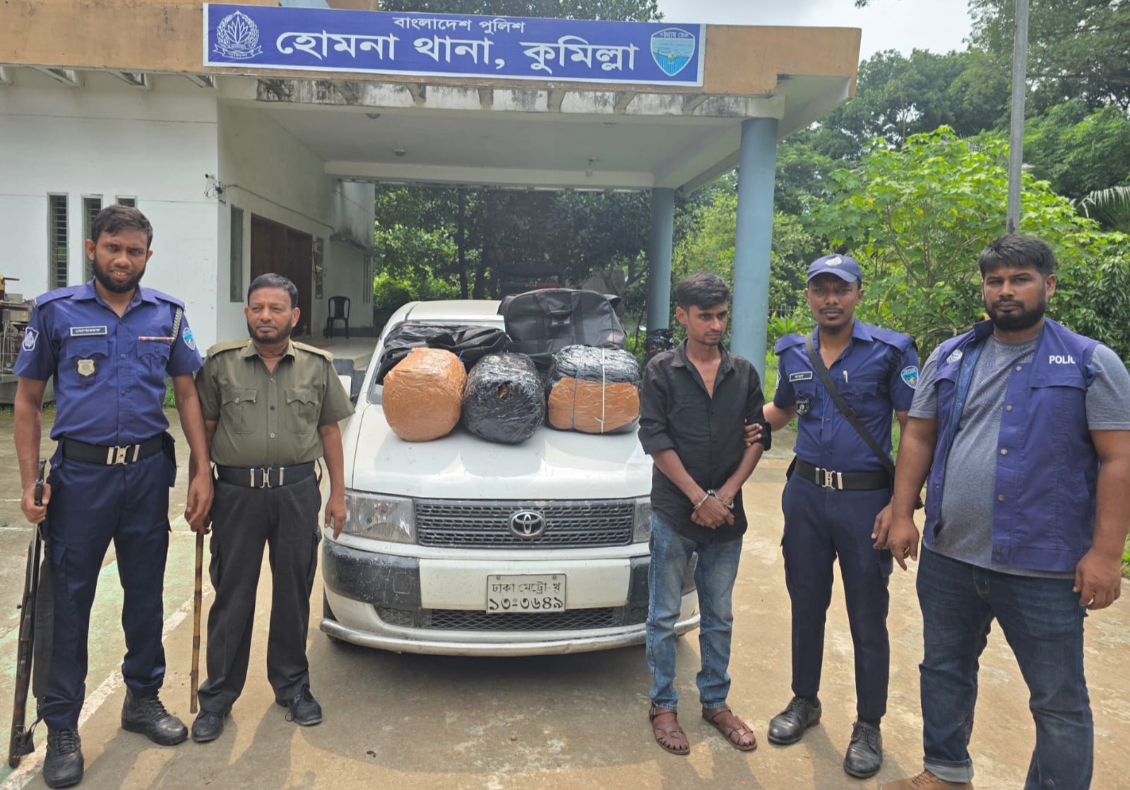 হোমনায় ৩০ কেজি গাঁজা ও প্রাইভেটকারসহ আটক-১