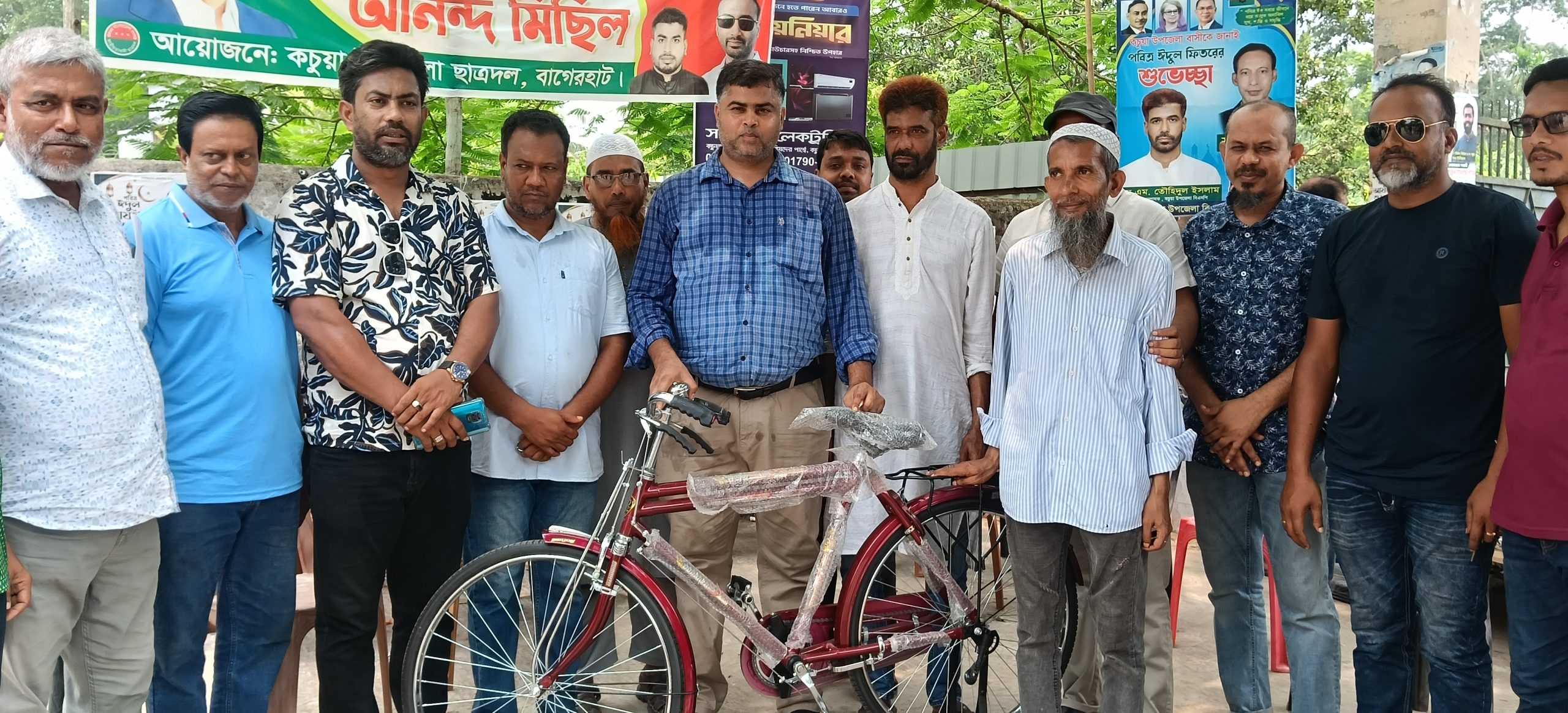 কচুয়ায় পত্রিকার হকার ডলারকে সাইকেল উপহার দিলেন কিশোর বিশ্বাস