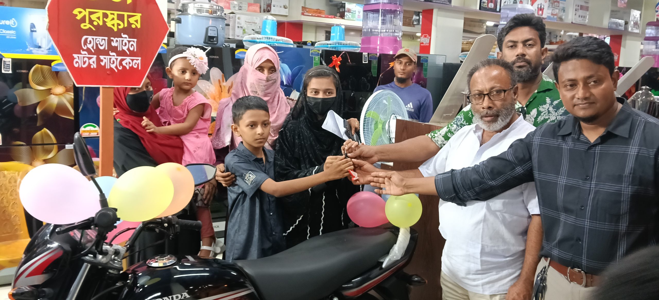 কচুয়ায় স্মার্ট প্লাজায় ঈদ অফারে হোন্ডা পেলেন মিম আক্তার