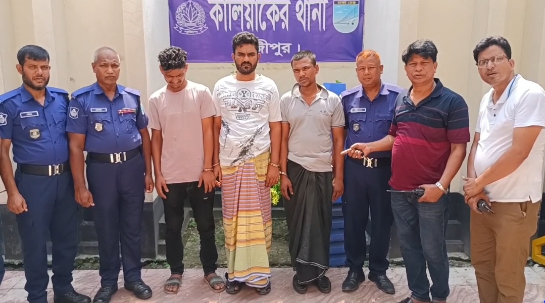 কালিয়াকৈরে ছিনতাই হওয়া প্রাইভেটকার উদ্ধার, সংঘবদ্ধ চক্রের তিন সদস্য গ্রেপ্তার