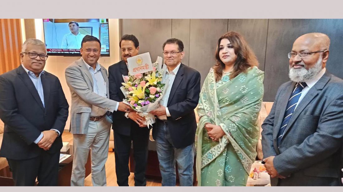 ফুল দিয়ে পররাষ্ট্রমন্ত্রী ড. খলিলুর রহমানকে বরণ