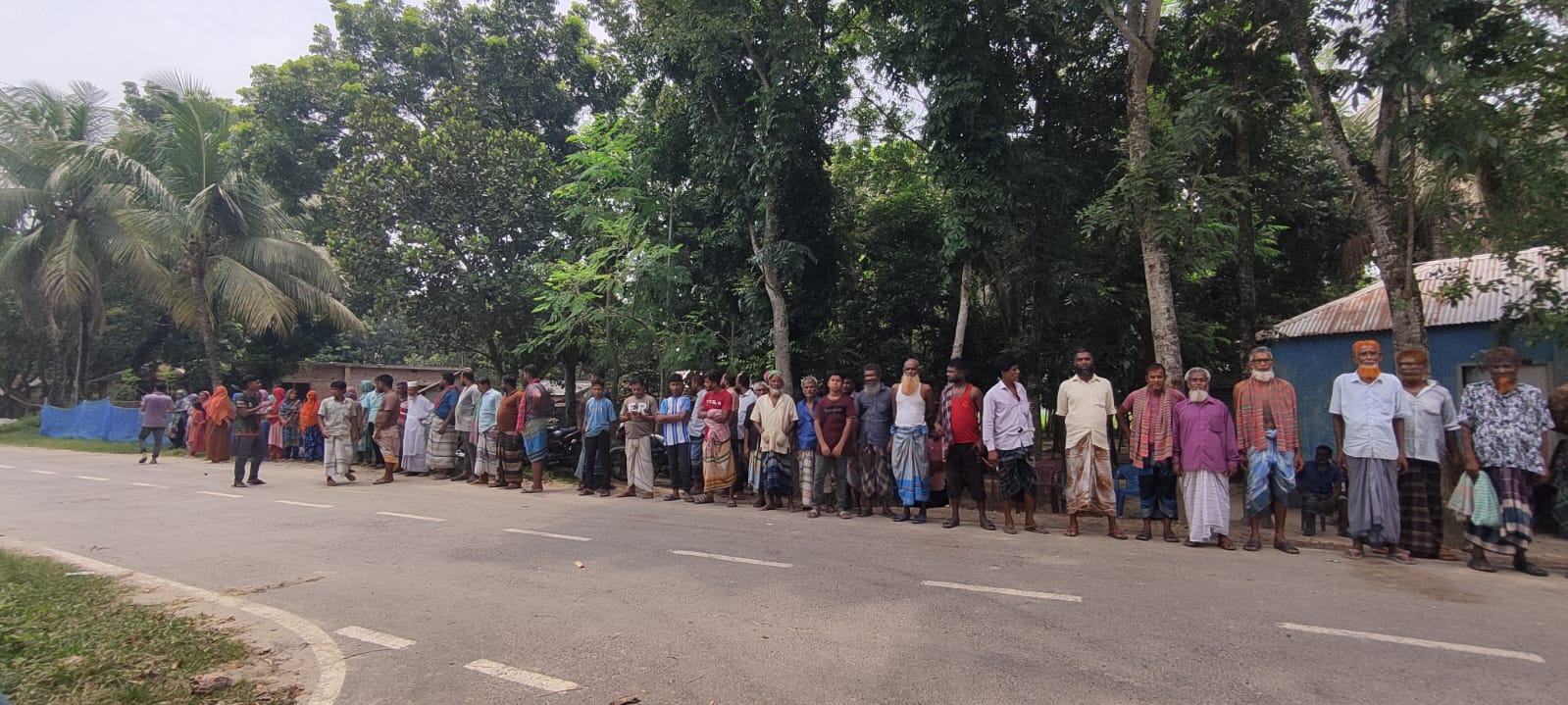 অবৈধ বালুবাহী ডাম্প ট্রাকের বিরুদ্ধে তালবাড়িয়ায় বিক্ষোভ মিছিল ও মানববন্ধন