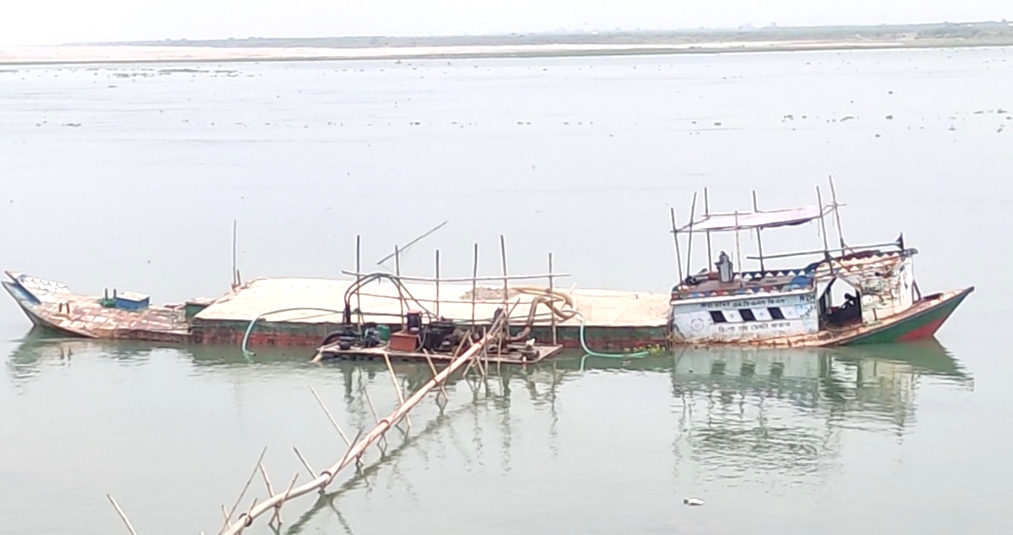 বৈধ অনুমতিতে কুষ্টিয়ার রানাখড়িয়া সরদার বালিঘাটে বালু উত্তোলন, স্থানীয় অর্থনীতিতে গতি