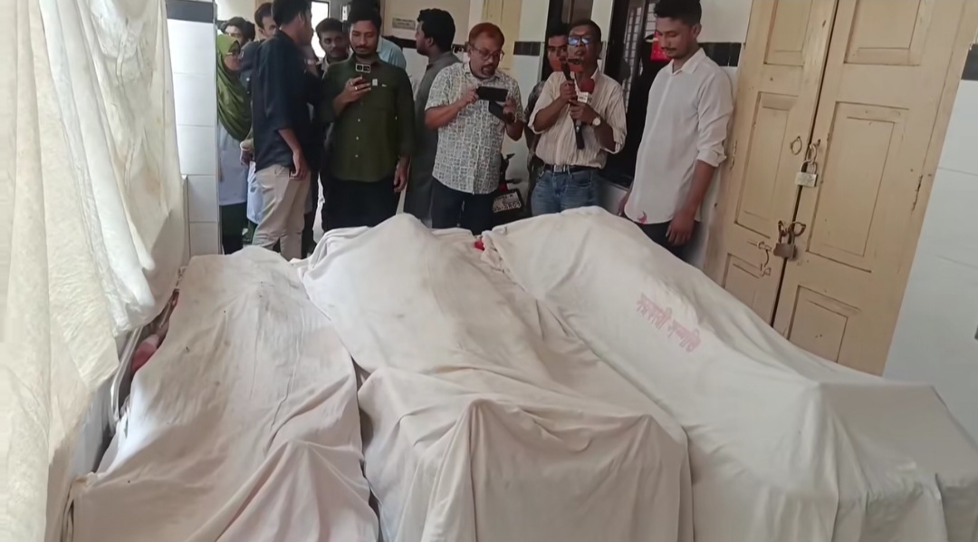 লক্ষ্মীপুরে রক্তাক্ত ট্র্যাজেডি: একই পরিবারের চারজনকে কুপিয়ে হত্যা, গণপিটুনিতে প্রাণ হারালো ঘাতক